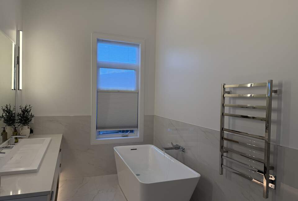 Private Valley Estate with Pool and Hot Tub near Sidney and Victoria - North Saanich, Canada