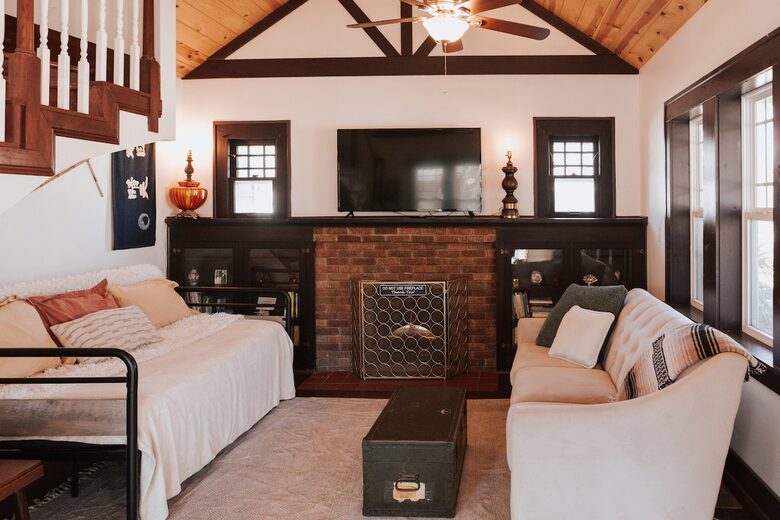 Midtown Springfield Bungalow with Walkable Location and Private Fenced Yard - Springfield, Missouri