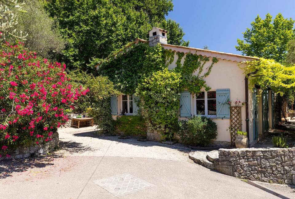 A Provençal Culinary & Historical Haven - Châteauneuf-Grasse, France