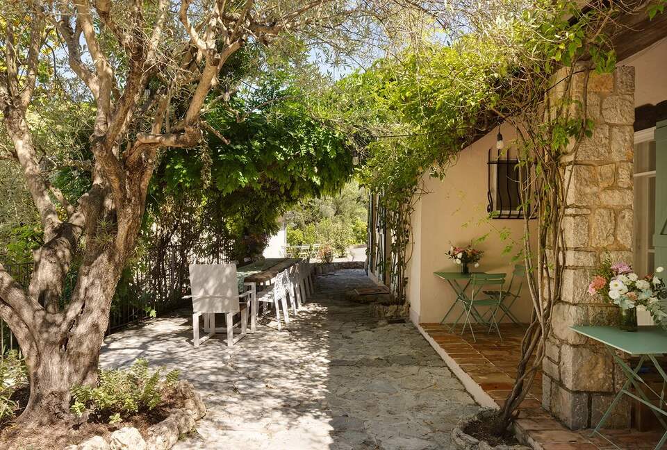 A Provençal Culinary & Historical Haven - Châteauneuf-Grasse, France
