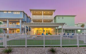 Upscale Port Aransas Beach Retreat Steps from the Sand - Port Aransas, Texas