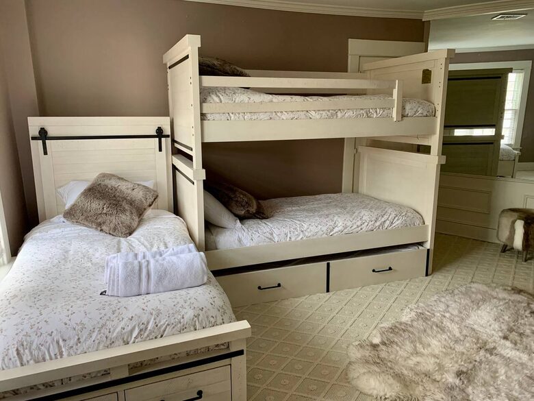 Historic Family Estate with Indoor Hot Tub in Upstate New York - New Berlin, New York