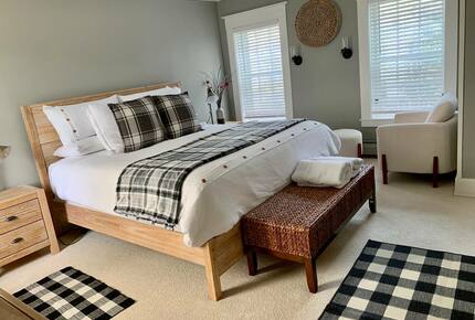 Historic Family Estate with Indoor Hot Tub in Upstate New York - New Berlin, New York