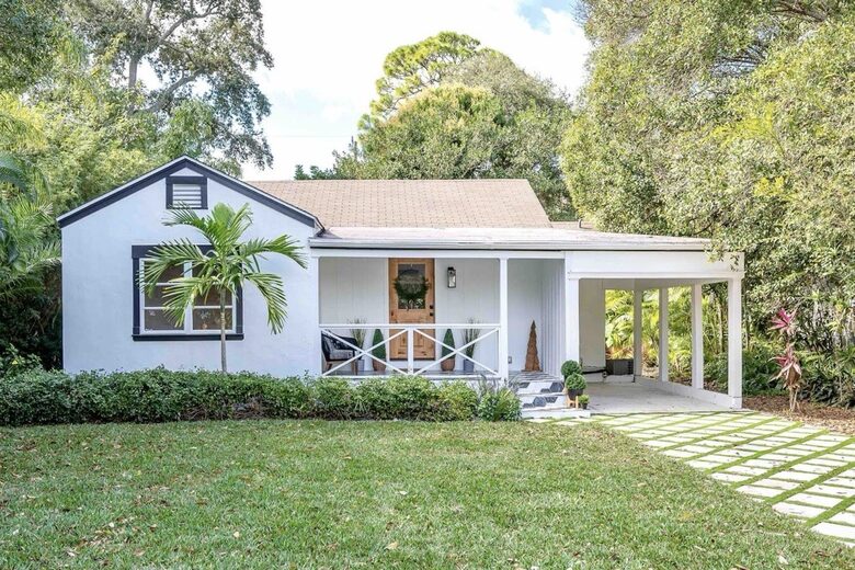 Walkable Downtown Vero Beach Retreat with Private Outdoor Soaking Tub - Vero Beach, Florida