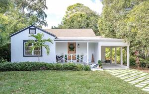 Walkable Downtown Vero Beach Retreat with Private Outdoor Soaking Tub - Vero Beach, Florida