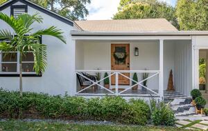 Walkable Downtown Vero Beach Retreat with Private Outdoor Soaking Tub - Vero Beach, Florida