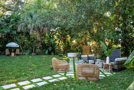 Walkable Downtown Vero Beach Retreat with Private Outdoor Soaking Tub - Vero Beach, Florida