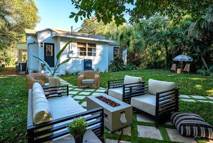 Walkable Downtown Vero Beach Retreat with Private Outdoor Soaking Tub - Vero Beach, Florida