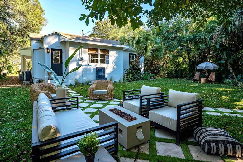 Walkable Downtown Vero Beach Retreat with Private Outdoor Soaking Tub - Vero Beach, Florida