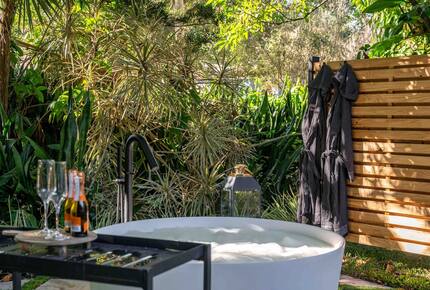 Walkable Downtown Vero Beach Retreat with Private Outdoor Soaking Tub - Vero Beach, Florida