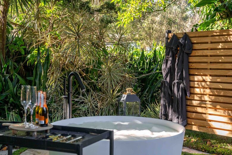 Walkable Downtown Vero Beach Retreat with Private Outdoor Soaking Tub - Vero Beach, Florida