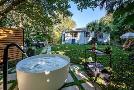 Walkable Downtown Vero Beach Retreat with Private Outdoor Soaking Tub - Vero Beach, Florida