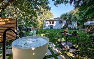 Walkable Downtown Vero Beach Retreat with Private Outdoor Soaking Tub - Vero Beach, Florida