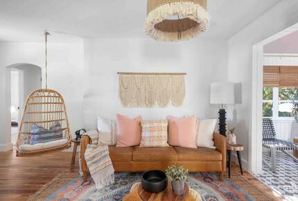 Walkable Downtown Vero Beach Retreat with Private Outdoor Soaking Tub - Vero Beach, Florida