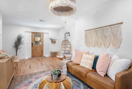 Walkable Downtown Vero Beach Retreat with Private Outdoor Soaking Tub - Vero Beach, Florida