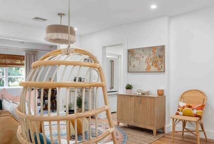 Walkable Downtown Vero Beach Retreat with Private Outdoor Soaking Tub - Vero Beach, Florida