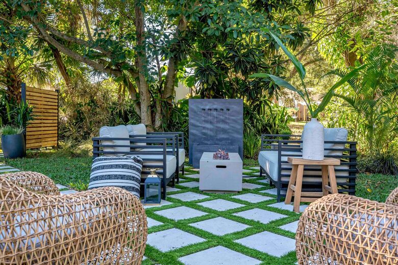 Walkable Downtown Vero Beach Retreat with Private Outdoor Soaking Tub - Vero Beach, Florida