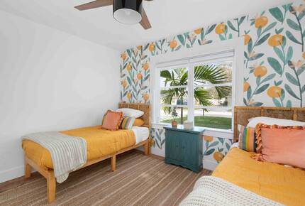 Walkable Downtown Vero Beach Retreat with Private Outdoor Soaking Tub - Vero Beach, Florida