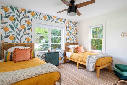 Walkable Downtown Vero Beach Retreat with Private Outdoor Soaking Tub - Vero Beach, Florida