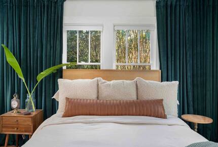 Walkable Downtown Vero Beach Retreat with Private Outdoor Soaking Tub - Vero Beach, Florida