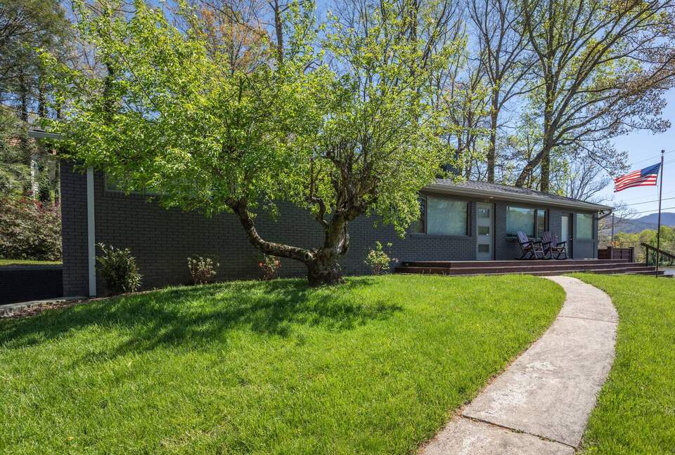 Modern Black Mountain Home Across from Lake Tomahawk - Black Mountain, North Carolina