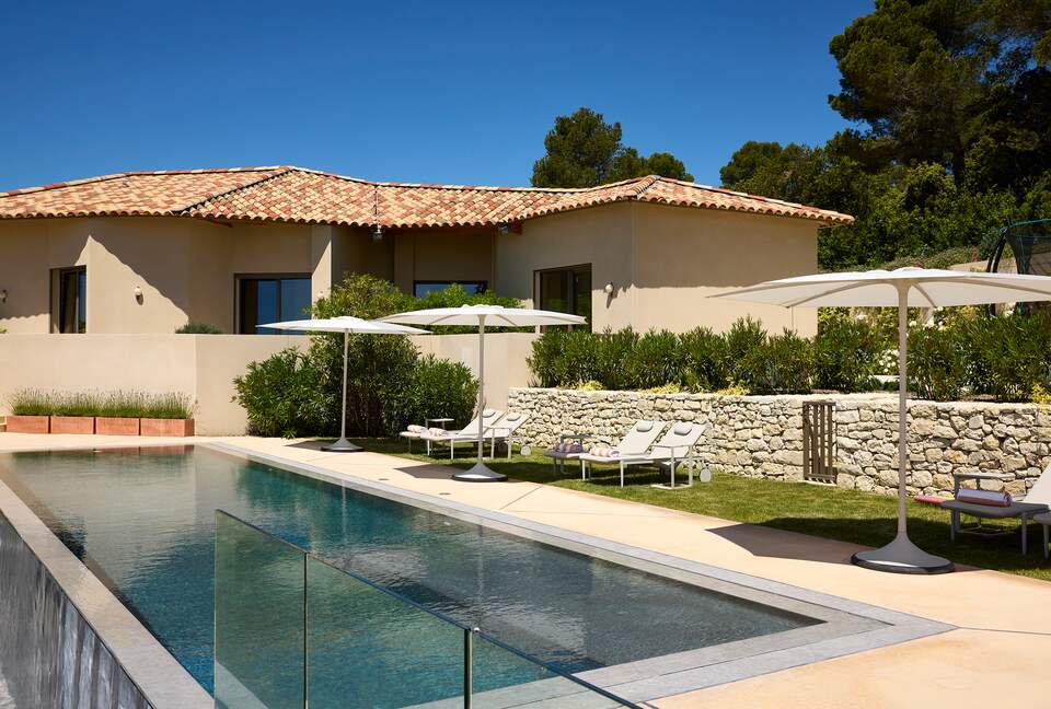 Overflow pool 15 x 4 m and 140 cm deep throughout