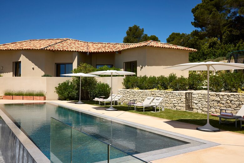 Overflow pool 15 x 4 m and 140 cm deep throughout