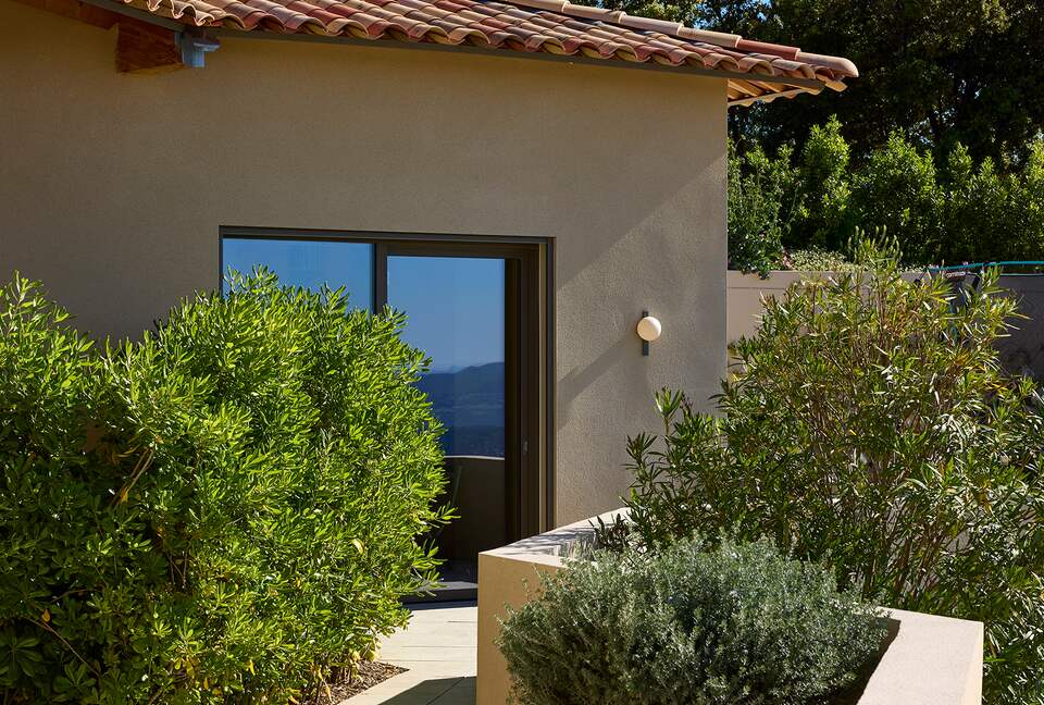 Luberon Modernist Villa - Murs, France