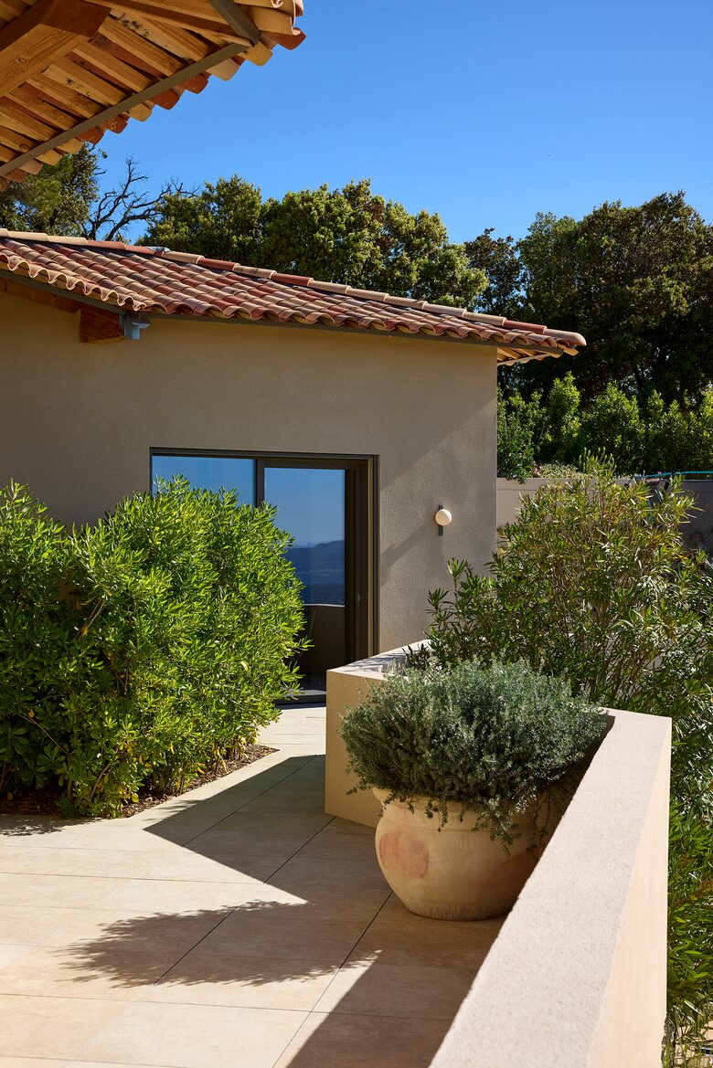 Luberon Modernist Villa - Murs, France