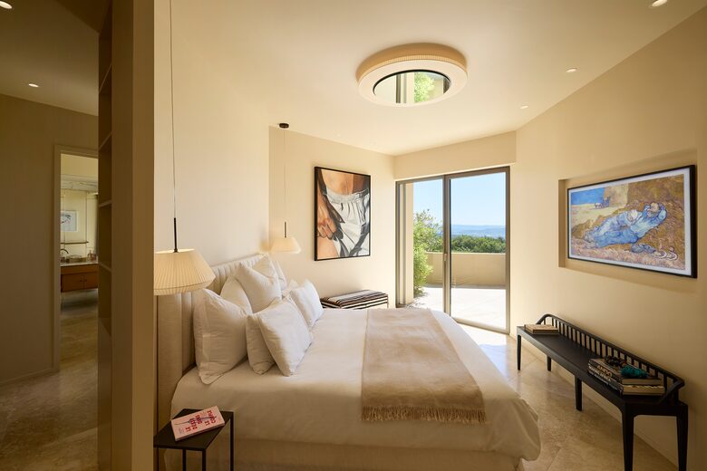 Bedroom with queen size bed