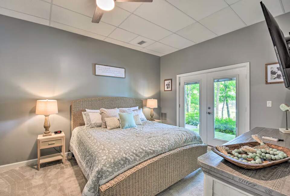 Five-Bedroom Lake Hartwell Escape with Dock, Kayaks & Views - Seneca, South Carolina