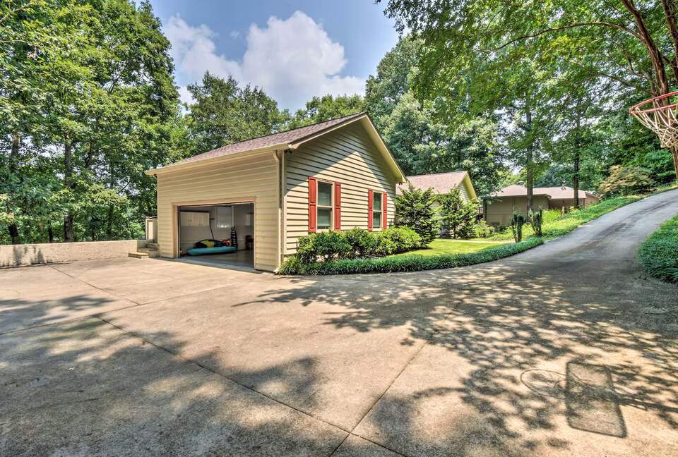 Five-Bedroom Lake Hartwell Escape with Dock, Kayaks & Views - Seneca, South Carolina