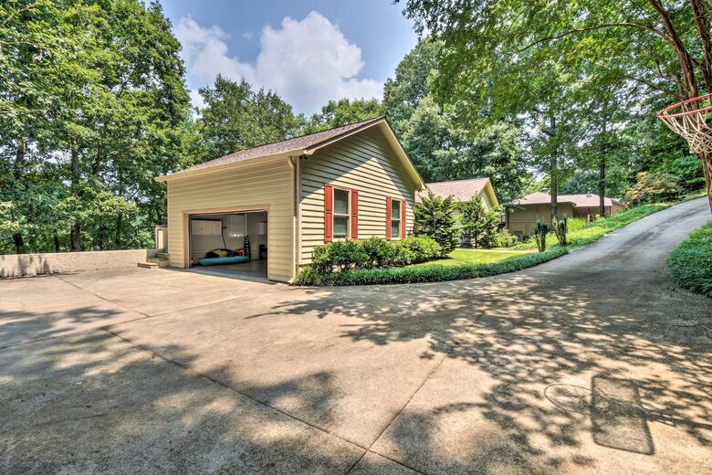 Five-Bedroom Lake Hartwell Escape with Dock, Kayaks & Views - Seneca, South Carolina