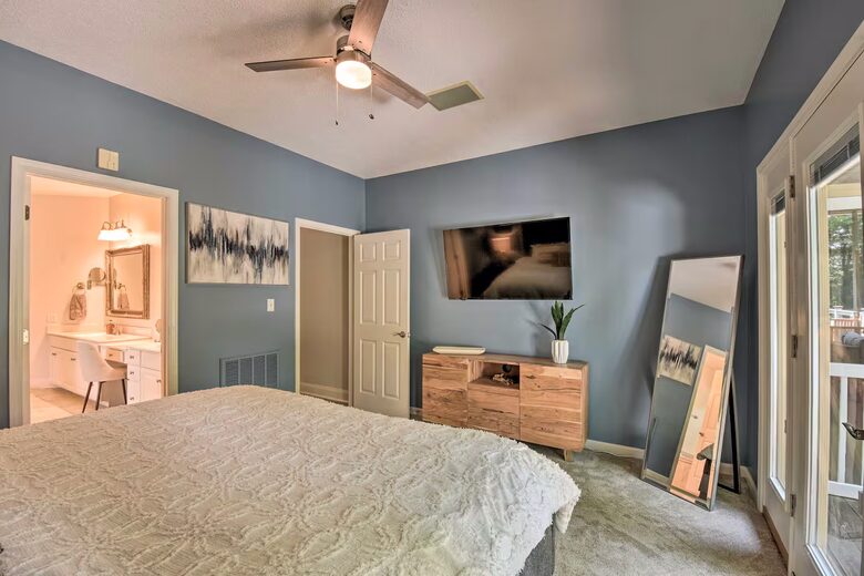 Five-Bedroom Lake Hartwell Escape with Dock, Kayaks & Views - Seneca, South Carolina