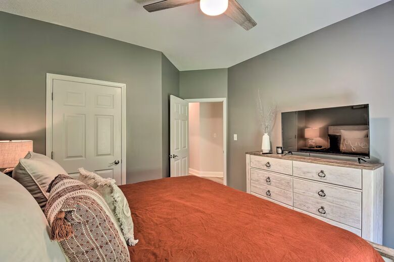 Five-Bedroom Lake Hartwell Escape with Dock, Kayaks & Views - Seneca, South Carolina