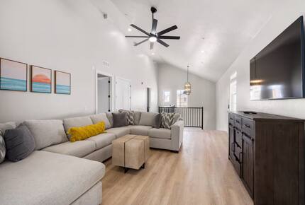 Five-Bedroom Home with Courtyard Pool Near Sand Hollow Reservoir - Hurricane, Utah