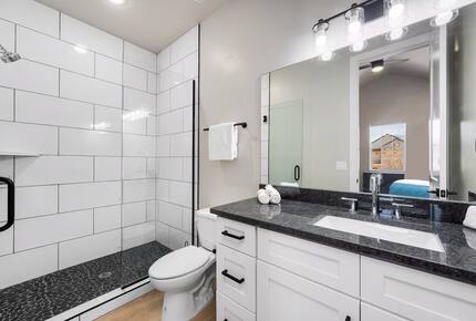 Five-Bedroom Home with Courtyard Pool Near Sand Hollow Reservoir - Hurricane, Utah