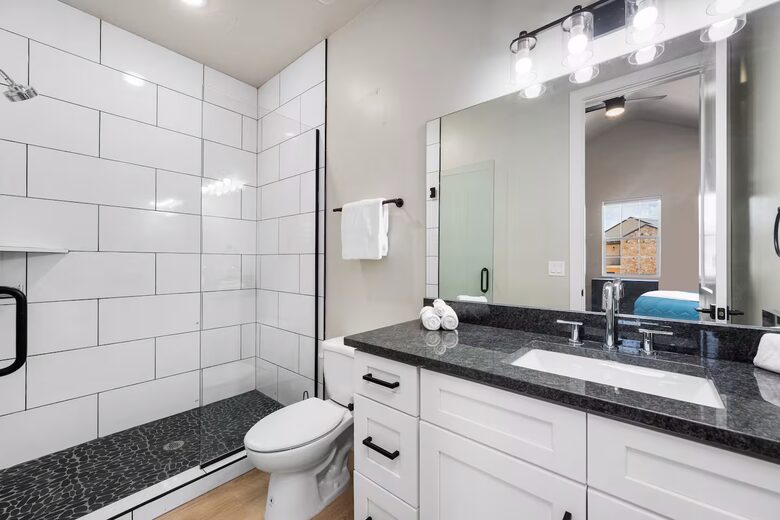 Five-Bedroom Home with Courtyard Pool Near Sand Hollow Reservoir - Hurricane, Utah