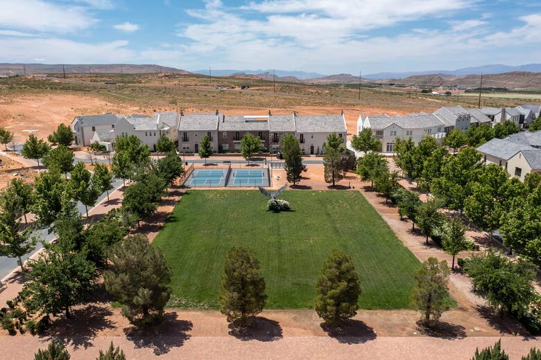 Five-Bedroom Home with Courtyard Pool Near Sand Hollow Reservoir - Hurricane, Utah