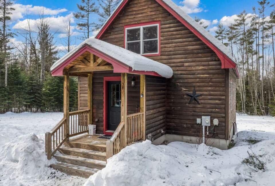 Classic Maine Chalet Near Sunday River with Firepit and Bonus Living Space - Bethel, Maine