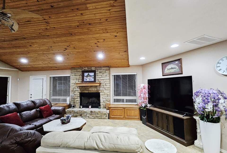 Relaxed Lake Texoma Home with Water Views - Kingston, Oklahoma