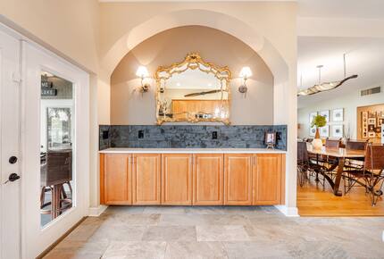 Lakefront Living with Hot Tub & Dock in the Heart of Orlando - Orlando, Florida