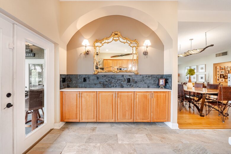 Lakefront Living with Hot Tub & Dock in the Heart of Orlando - Orlando, Florida