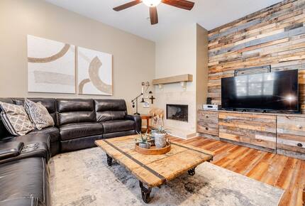 Lakefront Living with Hot Tub & Dock in the Heart of Orlando - Orlando, Florida