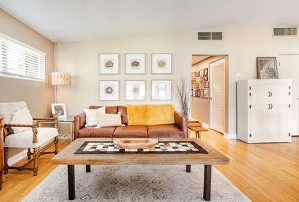 Lakefront Living with Hot Tub & Dock in the Heart of Orlando - Orlando, Florida