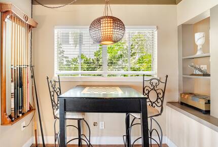 Lakefront Living with Hot Tub & Dock in the Heart of Orlando - Orlando, Florida