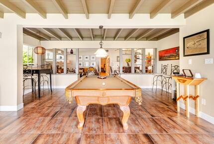 Lakefront Living with Hot Tub & Dock in the Heart of Orlando - Orlando, Florida