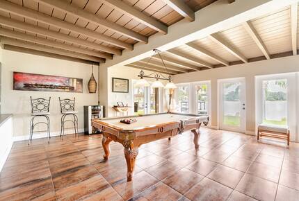 Lakefront Living with Hot Tub & Dock in the Heart of Orlando - Orlando, Florida