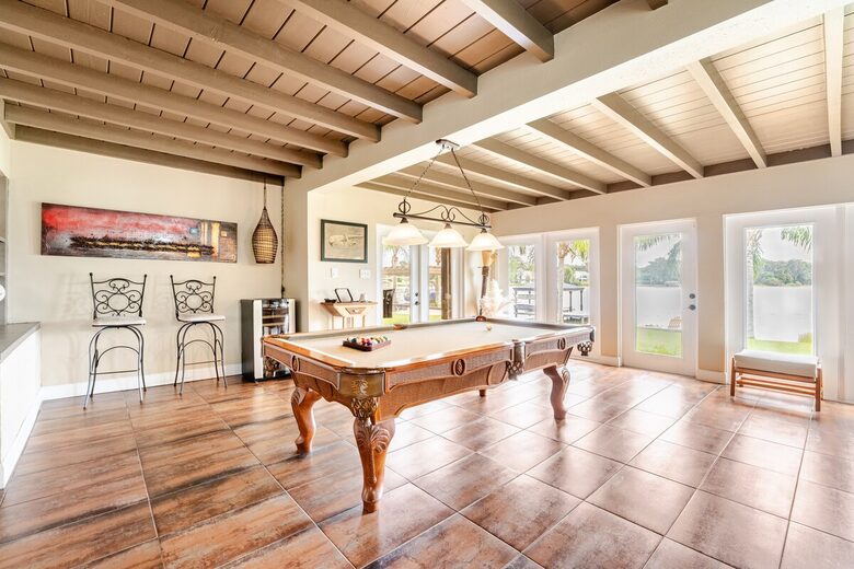 Lakefront Living with Hot Tub & Dock in the Heart of Orlando - Orlando, Florida