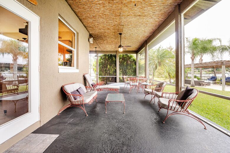 Lakefront Living with Hot Tub & Dock in the Heart of Orlando - Orlando, Florida